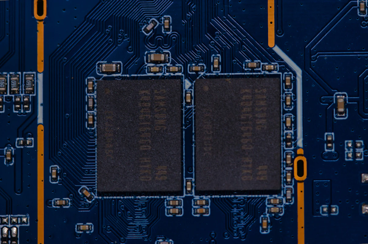 Detalle de la placa base de un dispositivo electrónico, representando la complejidad del hardware donde se explota la vulnerabilidad.