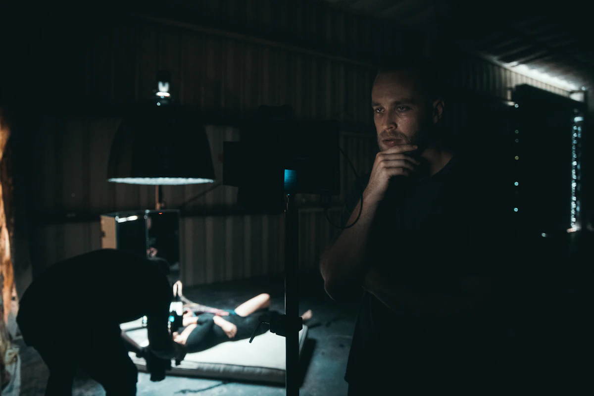 Concepto de manipulación psicológica en un entorno oscuro, representando el núcleo de la ingeniería social.