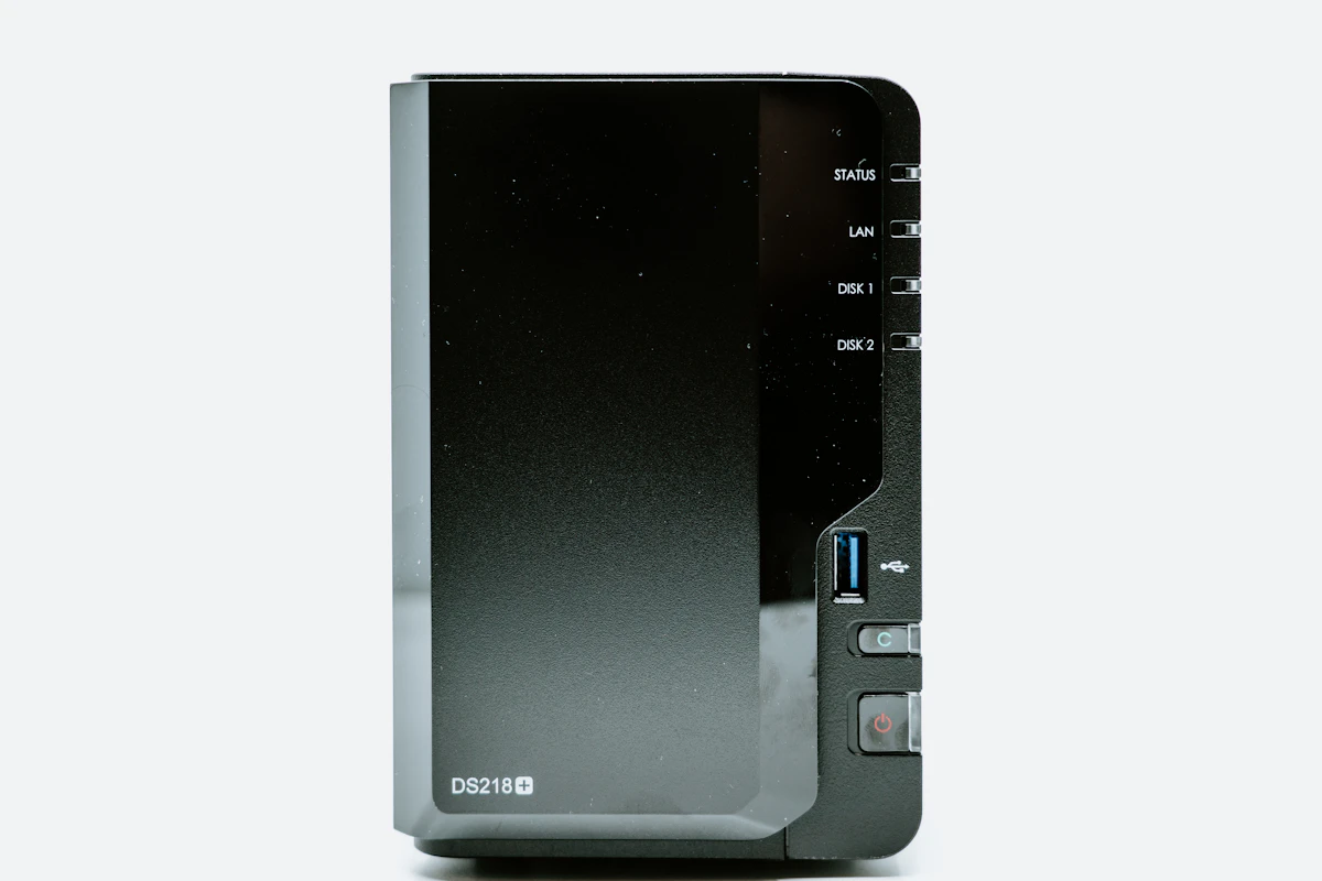 Un rack de servidores con dispositivos Synology NAS en un centro de datos, ilustrando la infraestructura crítica afectada por las vulnerabilidades.