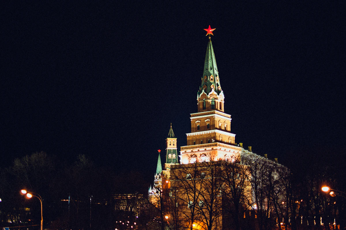 Pantallas mostrando narrativas de propaganda digital, representando el ecosistema de desinformación.