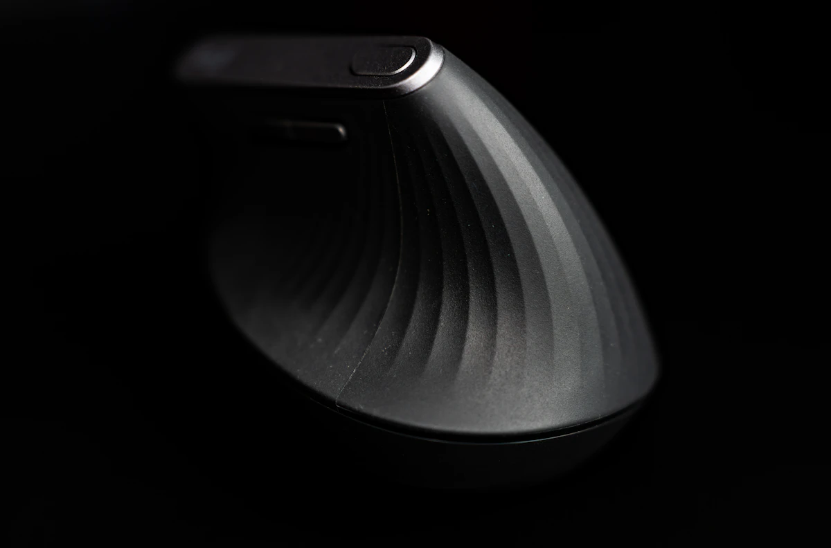 Router de red aislado sobre fondo oscuro, representando un dispositivo vulnerable expuesto a internet.