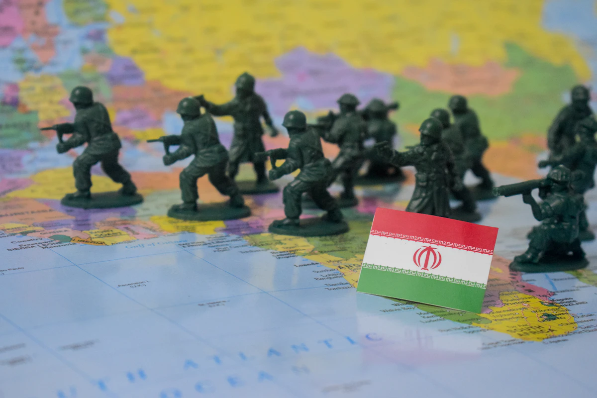 Ilustración de un ciberataque coordinado desde Irán contra infraestructuras críticas globales.