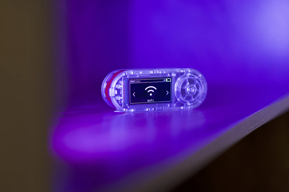 Icono de Adobe Reader en una pantalla oscura, representando la aplicación afectada por la vulnerabilidad zero-day.