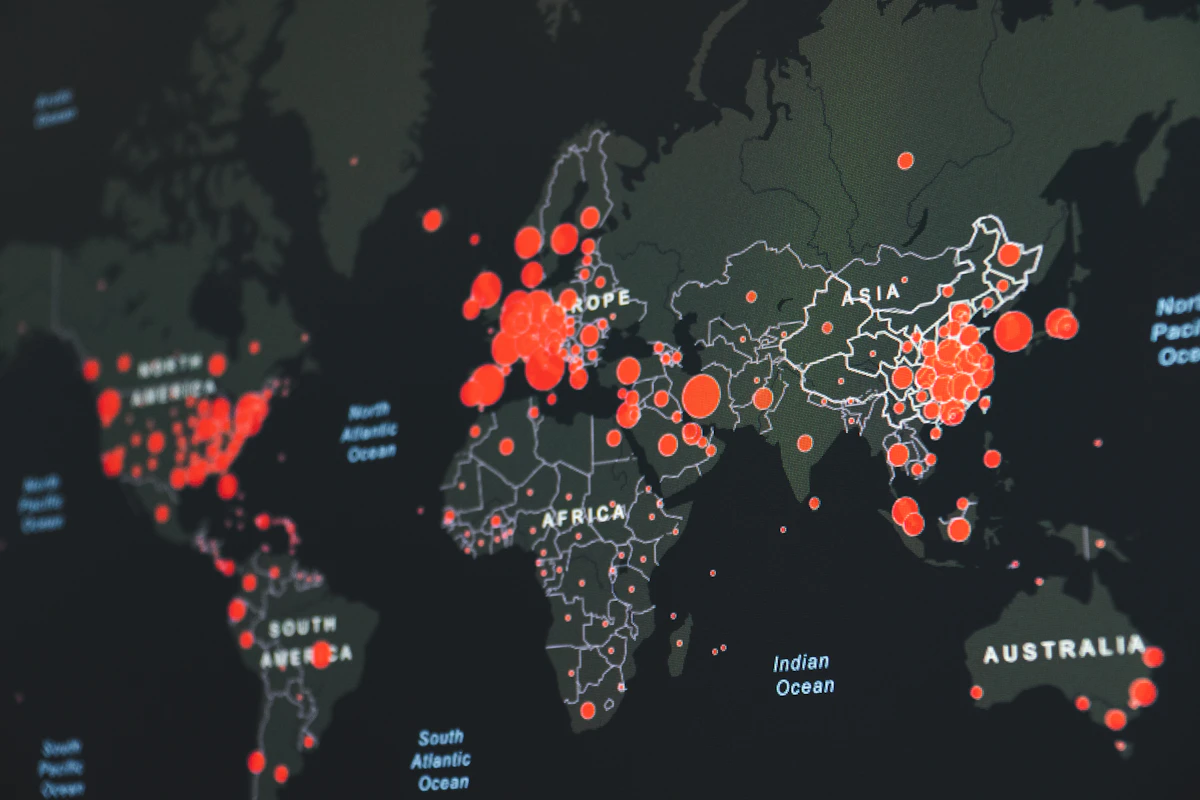 Mapa conceptual de amenazas cibernéticas globales representando la dispersión del malware.