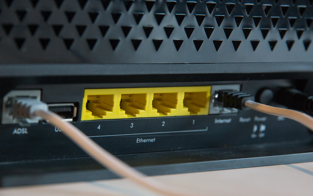 Router de red similar a los modelos afectados por la vulnerabilidad CVE-2026-6025.