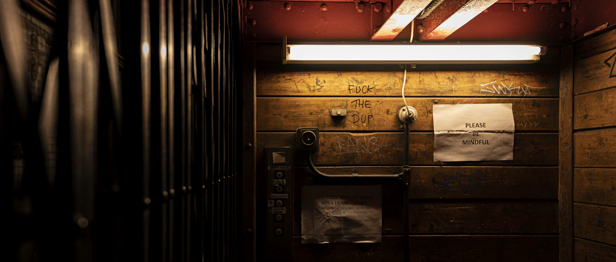 Sala de servidores donde se ejecutan aplicaciones críticas dependientes de bibliotecas criptográficas como OpenSSL.