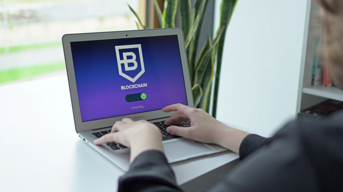 Ilustración de una red botnet híbrida P2P, mostrando nodos interconectados en un entorno oscuro.