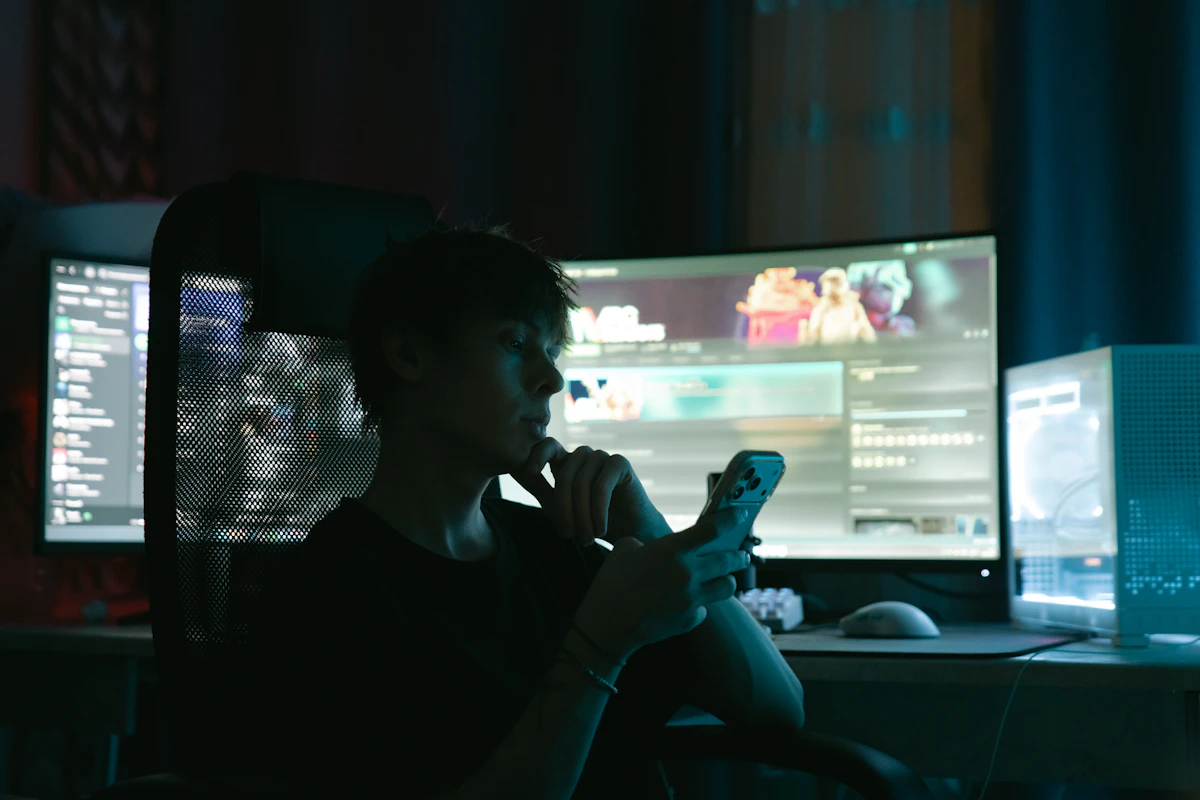 Representación de un atacante comprometiendo la infraestructura de entrega de software, similar al hackeo de CPUID.