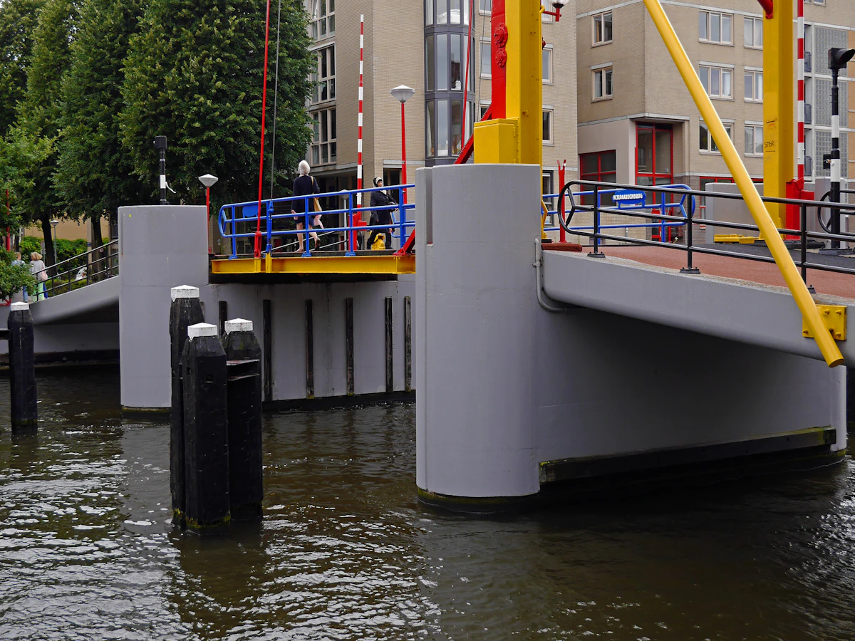 Sistema de barreras y bombas antiinundaciones en un entorno industrial, similar al comprometido en Venecia.