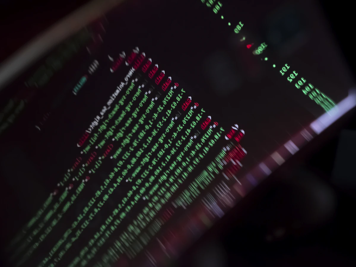 Representación de un ciberataque a una infraestructura digital corporativa.