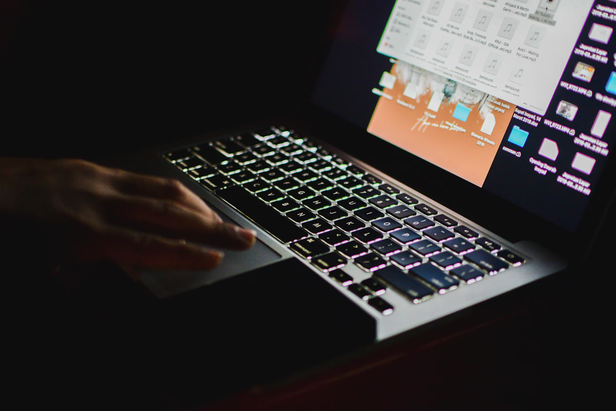 Profesional revisando una checklist durante una auditoría de ciberseguridad en una empresa.